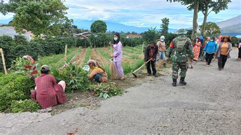 Camat Namanteran Ikut Serta Kegiatan Gotong-royong bersama Warga Desa Gung Pinto Dan Sampaikan 5 M