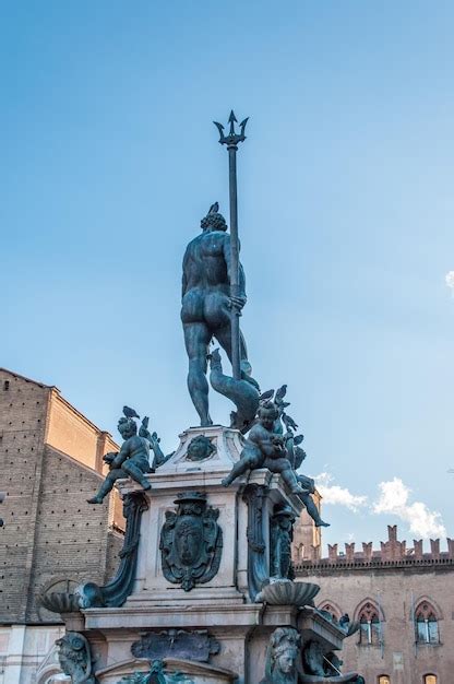 Premium Photo | Neptune fountain in the piazza maggiore in bologna italy