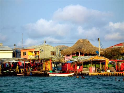 Una Súper Poblada isla llamada Santa Cruz del Islote