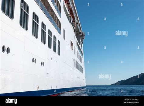 Side view of cruise ship Stock Photo - Alamy