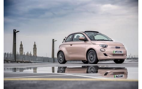 New 500 wins "City Car 2022" title at GQ Car Awards | Fiat | Stellantis