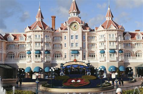 Disneyland Park Entrance, Disneyland Paris - Picniq Blog