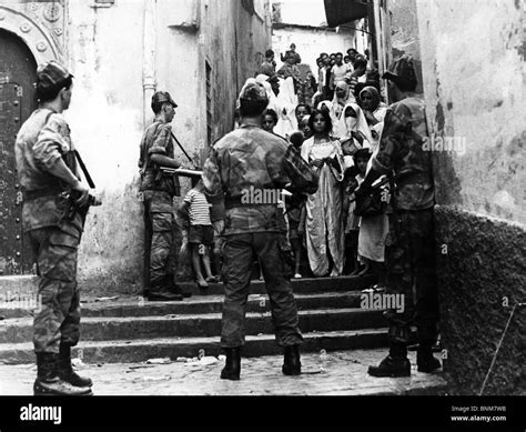 LA BATTAGLIA DI ALGERI (1966) THE BATTLE OF ALGIERS (ALT) GILLO PONTECORVO (DIR) 003 MOVIESTORE ...