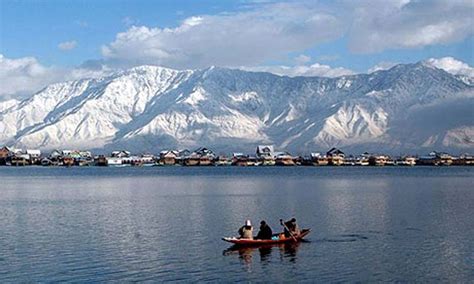 Kashmir-Dal-Lake-in-Winter-2 - SnowBrains