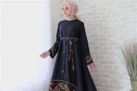 11 Model Gamis Batik Kombinasi Polos Terbaru 2022, Elegan!