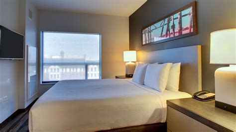 Hotel Suites in Downtown Evanston | Hyatt House Chicago / Evanston