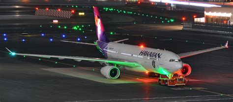 Airplane Lights: What Each Light Does (Red/Green, Strobe, Beacon) - Pilot Institute