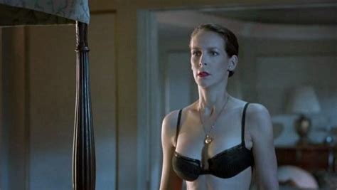 El sujetador negro de Helen Tasker (Jamie Lee Curtis) en True Lies | Spotern