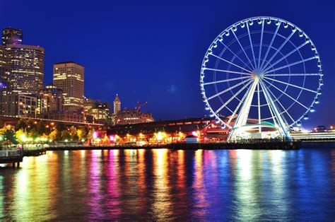 Seattle's Ferris Wheel and Seattle Skyline | Justin Mondry | Flickr