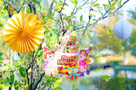 Happy Birthday card on a tree, outdoor party - Creative Commons Bilder