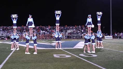 High School Cheerleaders at Halftime at the Football Game - YouTube