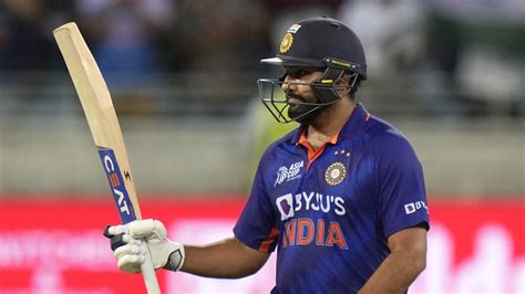 Ex-PAK cricketer gives brutal verdict on Rohit's batting after 1st T20I ...