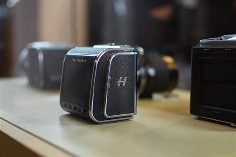 Hands-on with the Hasselblad CFV II 50C and 907X - GearOpen.com