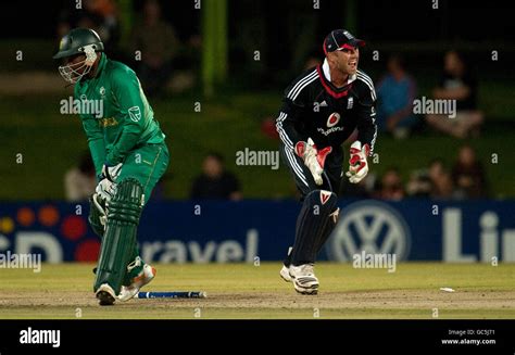 Wicket keeper celebrates stumping hi-res stock photography and images - Alamy