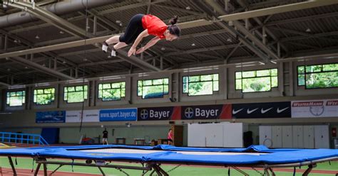 Foreign Minister Annalena Baerbock performs somersault after somersault on the trampoline | blue ...