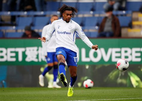 Everton fans unconvinced by Alex Iwobi