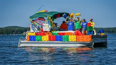 30 Pontoon Decoration & Party Ideas For A Boat Parade | HobbyKraze