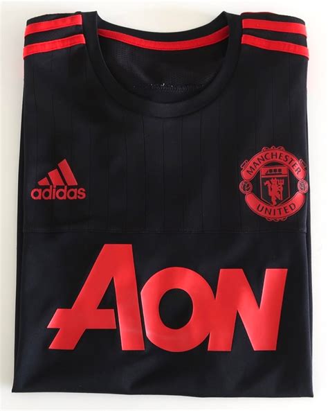 Manchester United Training Kit, Men's Fashion, Activewear on Carousell