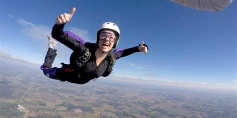 Woman Survives After Parachute Fails on 5,000-Foot Skydiving Jump From ...