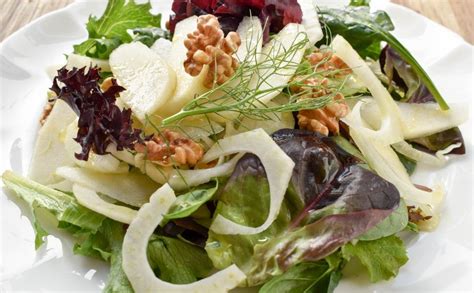 Insalata mista, finocchio, pera e noci (salad of mixed lettuce, fennel, pear and walnuts ...