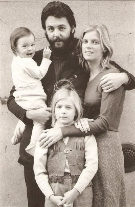 World of faces Linda and Paul McCartney with their children - World of ...