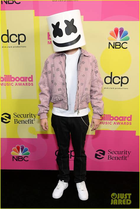 Nick Jonas Joined By Jonas Brothers & Marshmello On Billboard Music Awards 2021 Carpet | Photo ...