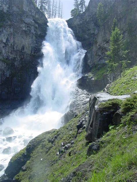 Top 10 Yellowstone Waterfalls - World of Waterfalls