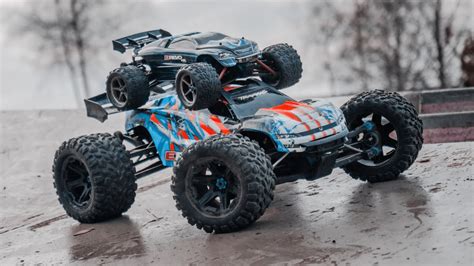 2022 Traxxas Sledge VS E-Revo 2.0. Which One Is Better For You?