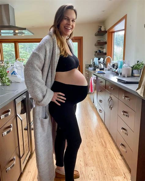 Hilary Swank shares new pic of twin baby bump: ‘Oven’s heatin’ up’