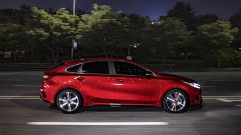 Kia K3 GT hatchback shows off its sporty looks against Seoul's night ...