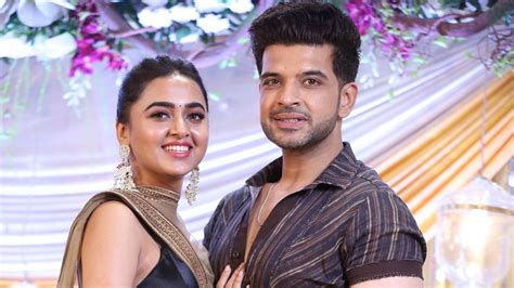 Karan Kundra saves girlfriend Tejashwi Prakash from the crowd, fans said 'Nazar Na Laage ...