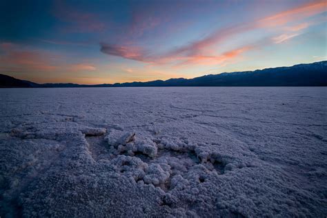 [OC] Badwater Basin in Death Valley NP at dusk. [7499x5002] : EarthPorn