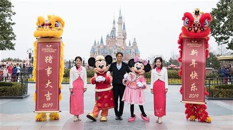 Shanghai Disney Resort Guests Enjoy Once-A-Year Chinese New Year Tradition | Disney Parks Blog