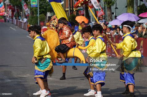 Sisingaan Dance Foto Stok - Unduh Gambar Sekarang - Musik - Subjek, Pertunjukan - Konsep, Agama ...