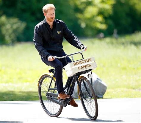 11 fun photos of the royals enjoying a bicycle ride | Prince harry ...