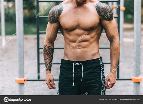 Young caucasian athlete in tattoos, training outdoor and posing Stock ...