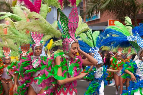 File:Childern carnival parade, dancing group 2015.jpg - Wikimedia Commons