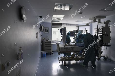 Members Medical Team Treat Patient Coronavirus Editorial Stock Photo ...