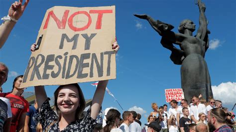 Protestors pack Belarus capital, Russia offers Lukashenko military help