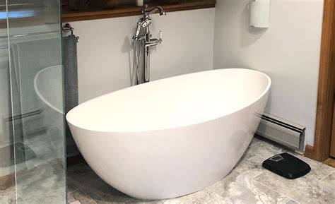 12 Bathtubs For Small Spaces 2023 | Badeloft