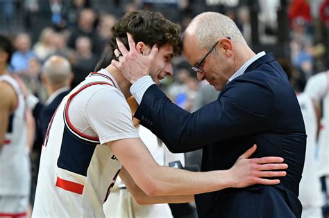 Dan Hurley embraces Andrew, son, as UConn advances to the Elite 8