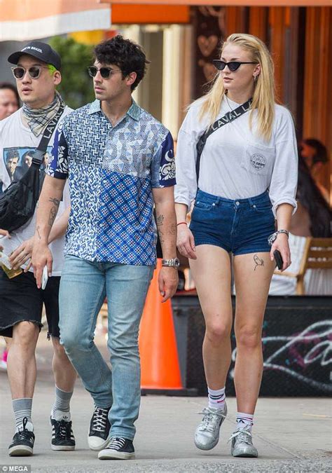 Sophie Turner shows off her long legs with Joe Jonas in NYC | Daily ...