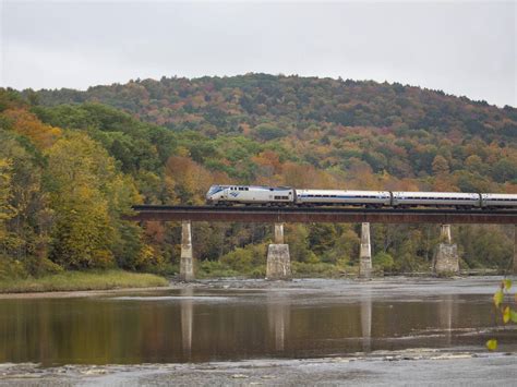 18 Best Fall Foliage Train Rides For Leaf Peeping