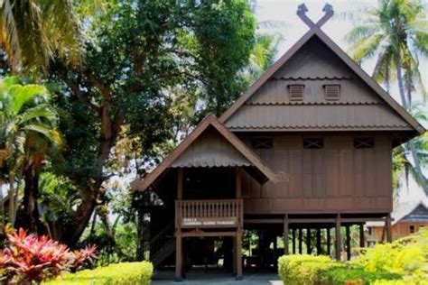 5 Rumah Adat Sulawesi Selatan, Disertai Penjelasan dan Contoh Gambar!