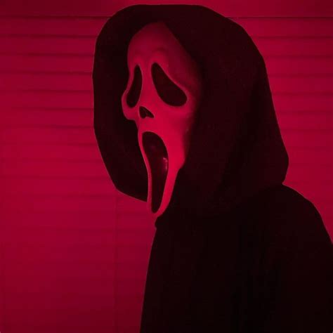 Porter on Instagram: “A red background #scream3 #scream #scream2 #scream4 #scream2022 #ghostface ...