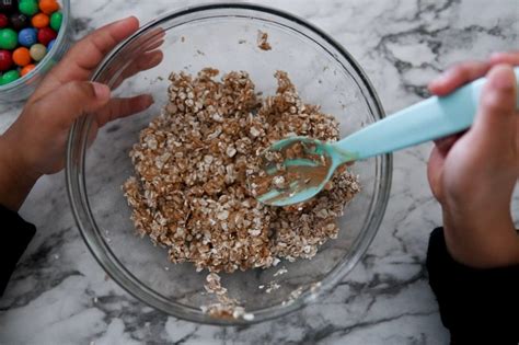 Quick And Easy Oatmeal Bites - The Momfluence