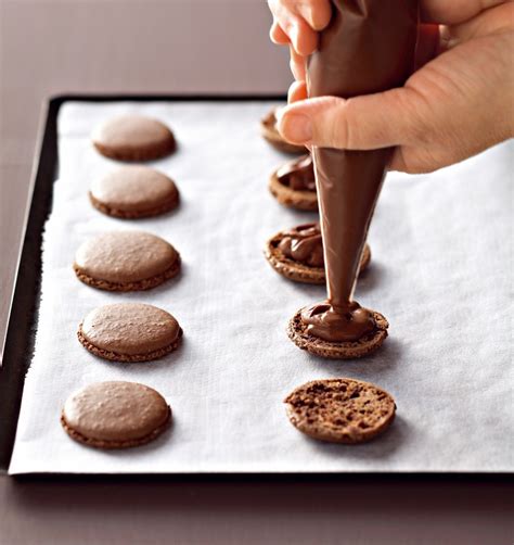 Recette des macarons au chocolat maison - Marie Claire