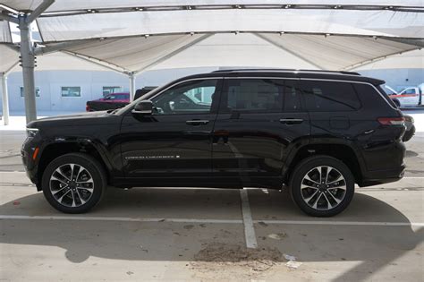 New 2023 Jeep Grand Cherokee L 3-Row Overland 3-Row SUV in Omaha #J737590 | Baxter Auto Group