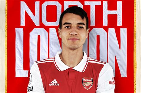 Arsenal sign Poland defender Kiwior from Spezia