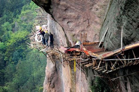 Chinese workers risk lives to build road on a cliff with no safety ...